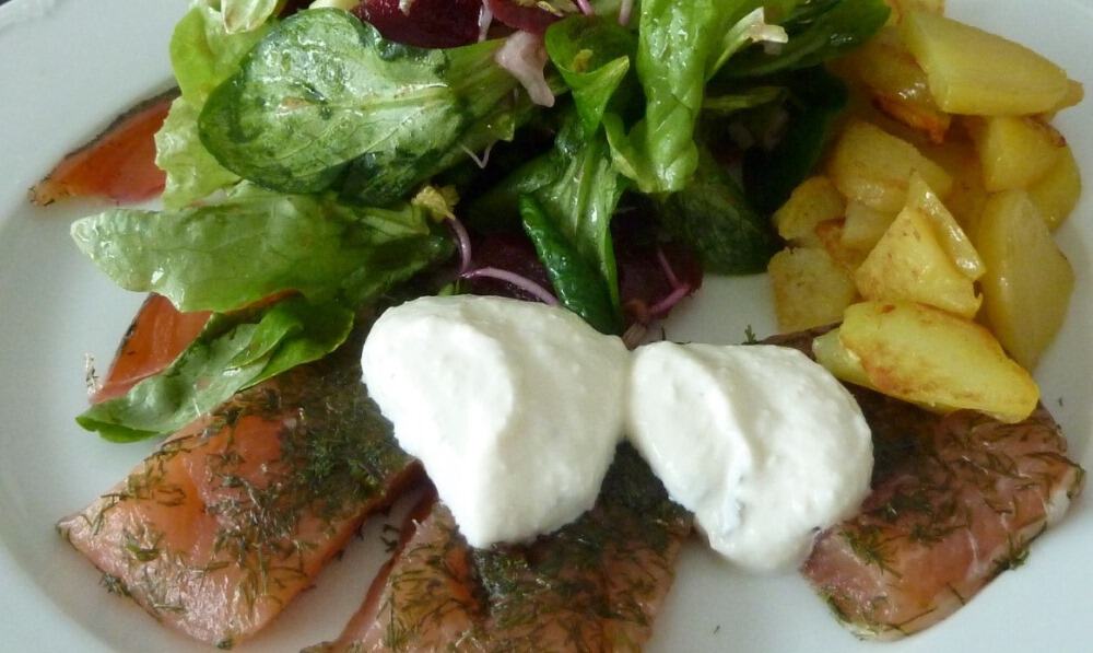 Glutenfreie Lachsforelle mit Salat und Kartoffeln
