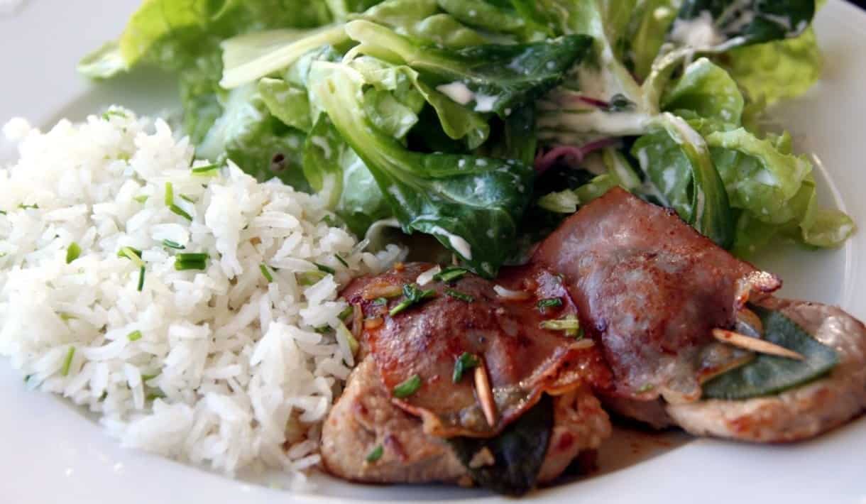Saltimbocca mit Kräuterreis und Salat – glutenfrei