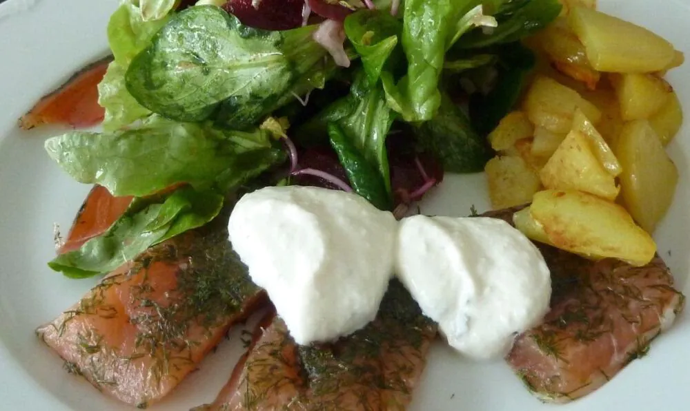 Glutenfreie Lachsforelle mit Salat und Kartoffeln