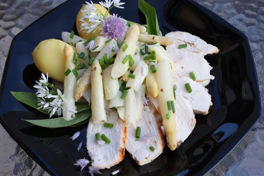 Kräuter-Spargel mit Hühnerbrustscheiben und Kartoffeln