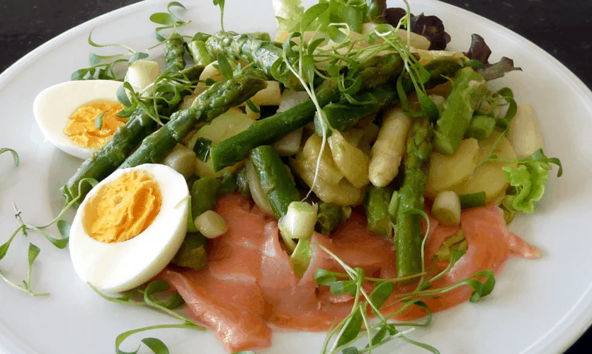 Spargelsalat mit Lachs und Kartoffeln