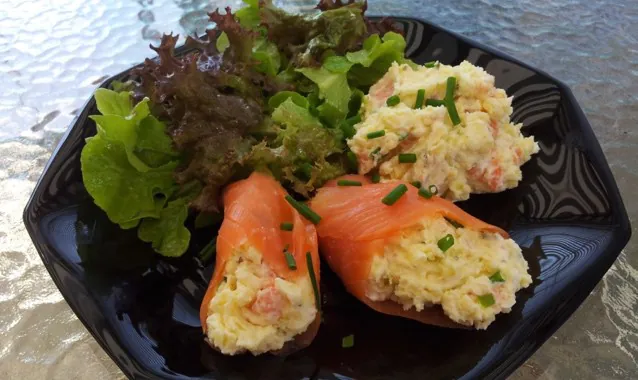 Lachsröllchen mit Kartoffel-Kräutercreme und Salat