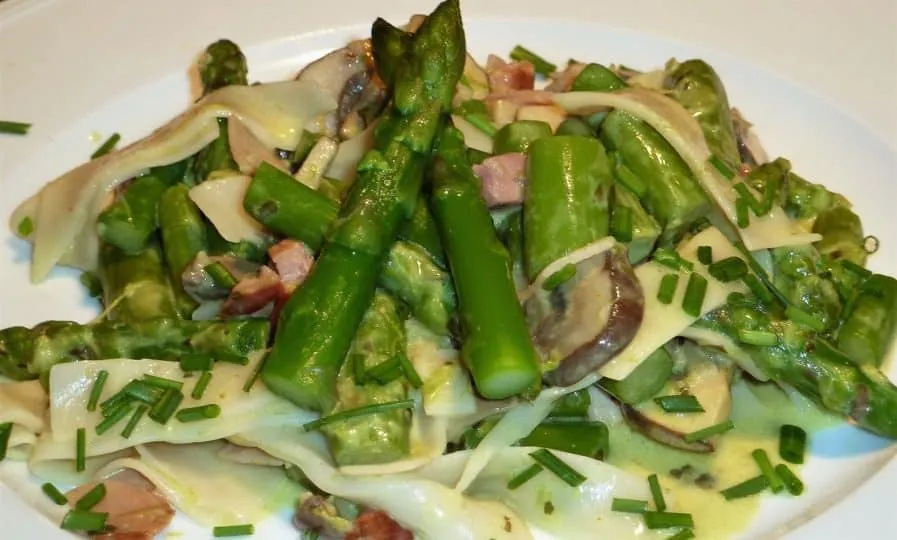 Spargelnudeln mit Pilzen und Schinken