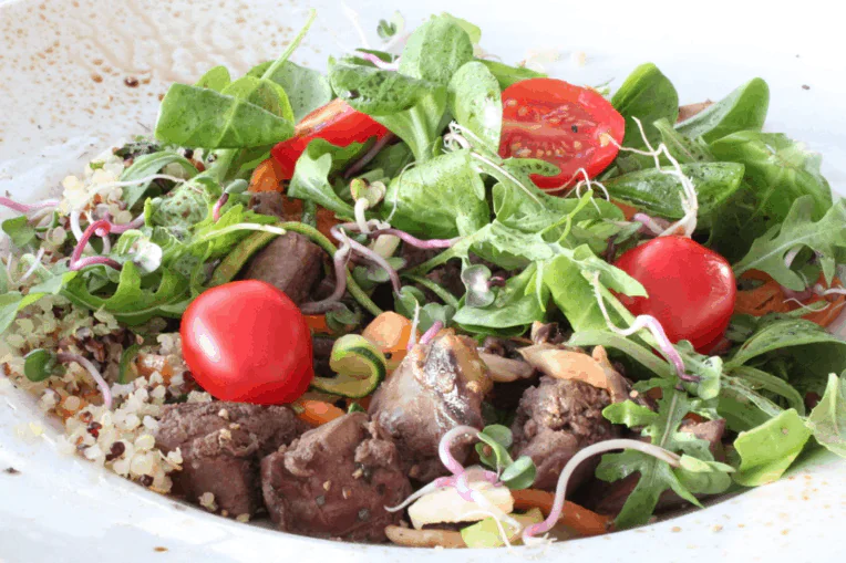 Bunte Hühnerleber-Bowl mit Gemüse und Quinoa
